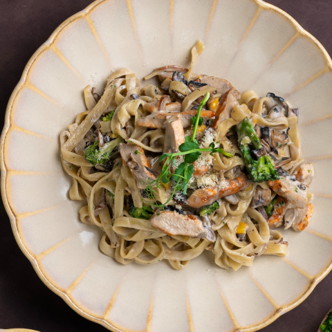 Creamy and veggie taglietelli with chicken