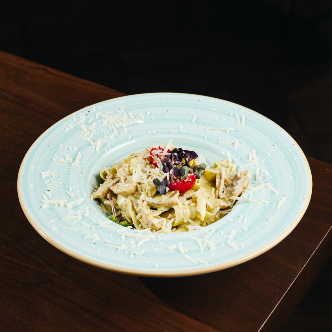 ​Pesto souslu və qaymaqlı toyuqlu fettuççini
