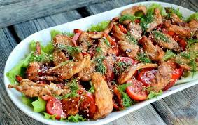 İsti toyuq salatı