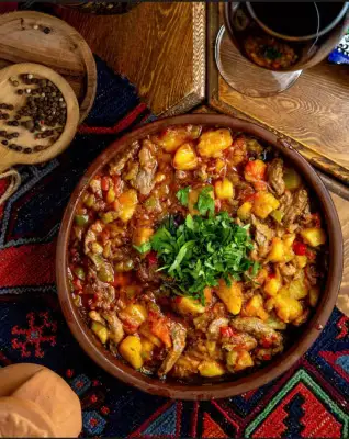 Orman nehrə yağı ilə(200 qram ət, 250 qram göbələk, yaşıl, sarı, qırmızı bibər, xama)