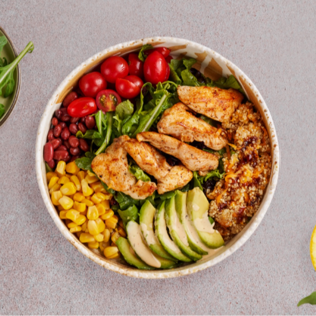 Kinoalı toyuq salatı
