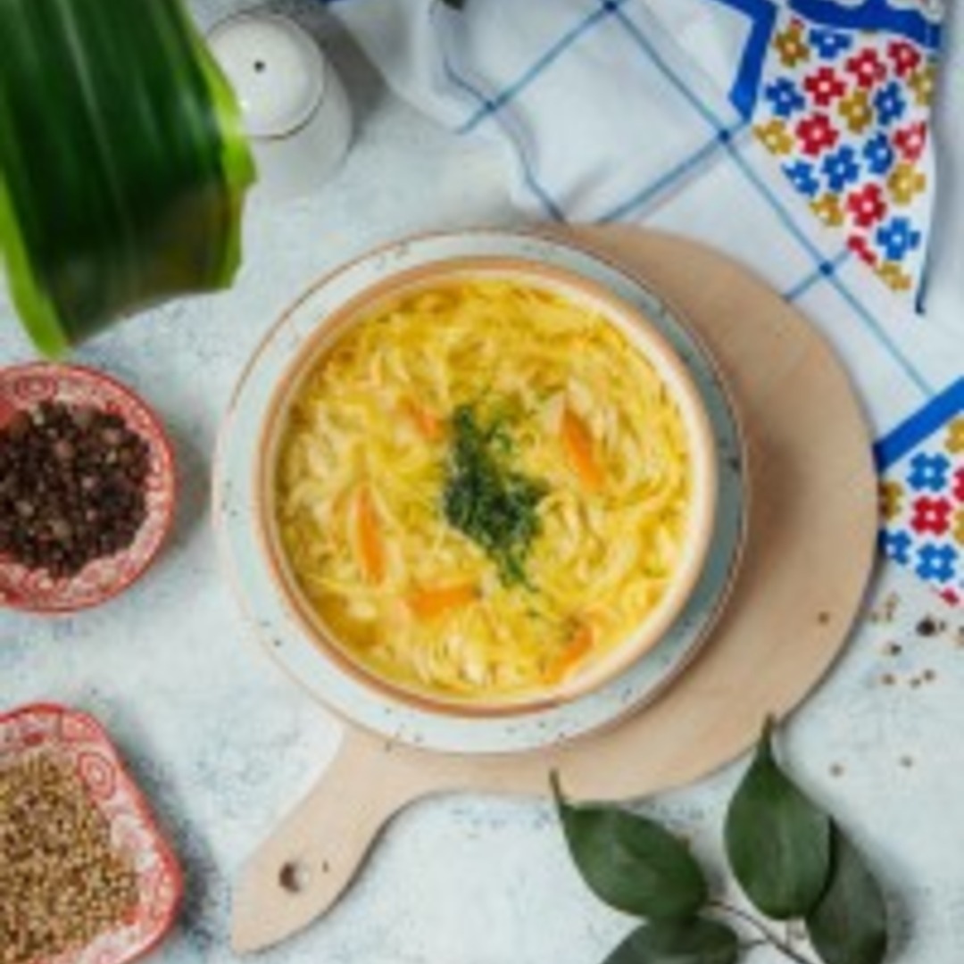 Toyuq şorbası əriştə ilə