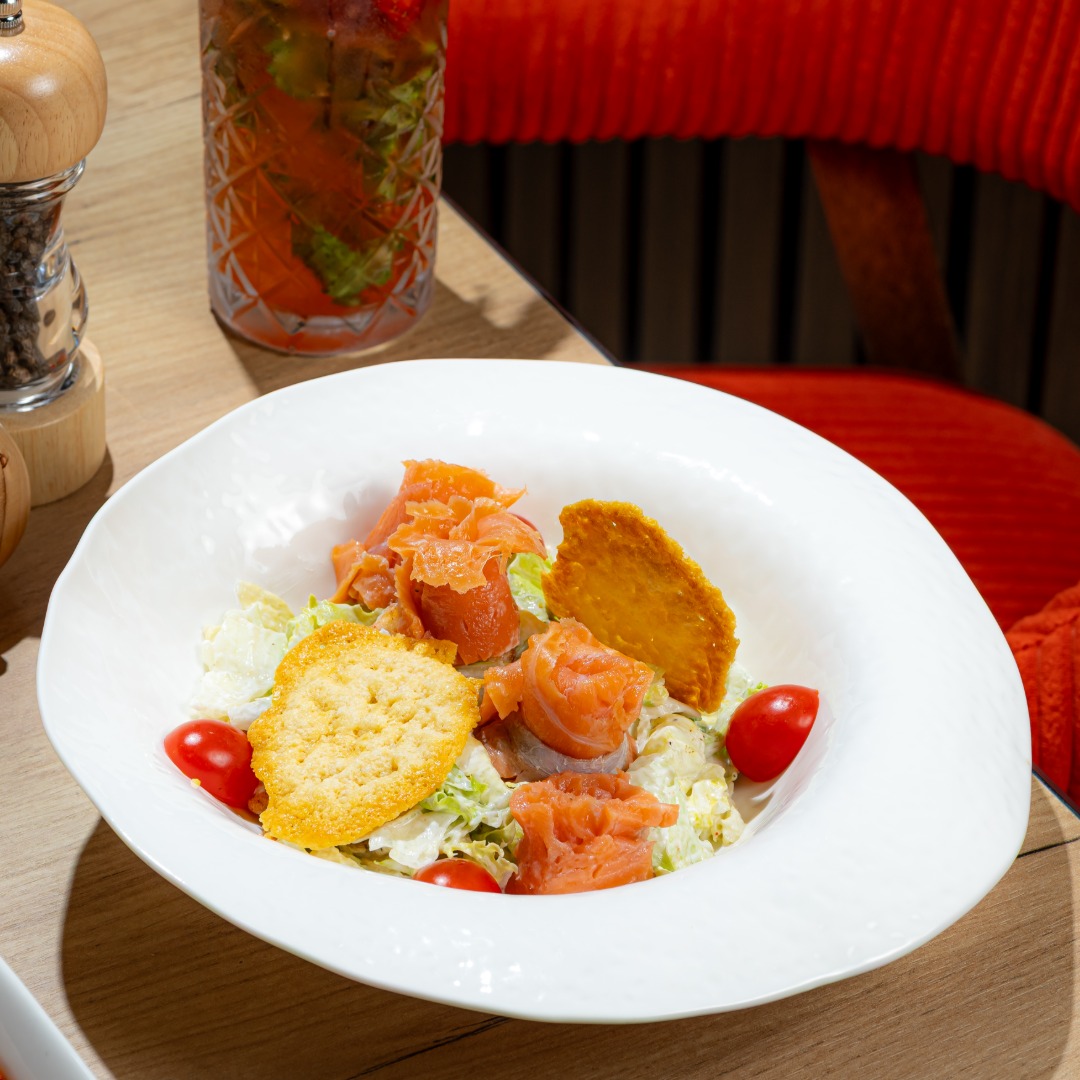 Sezar salatı (hislənmiş qızıl balıqla)