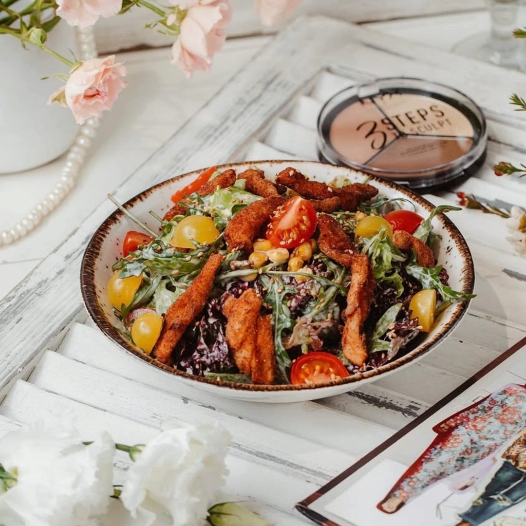 Toyuq salatı özəl sousla