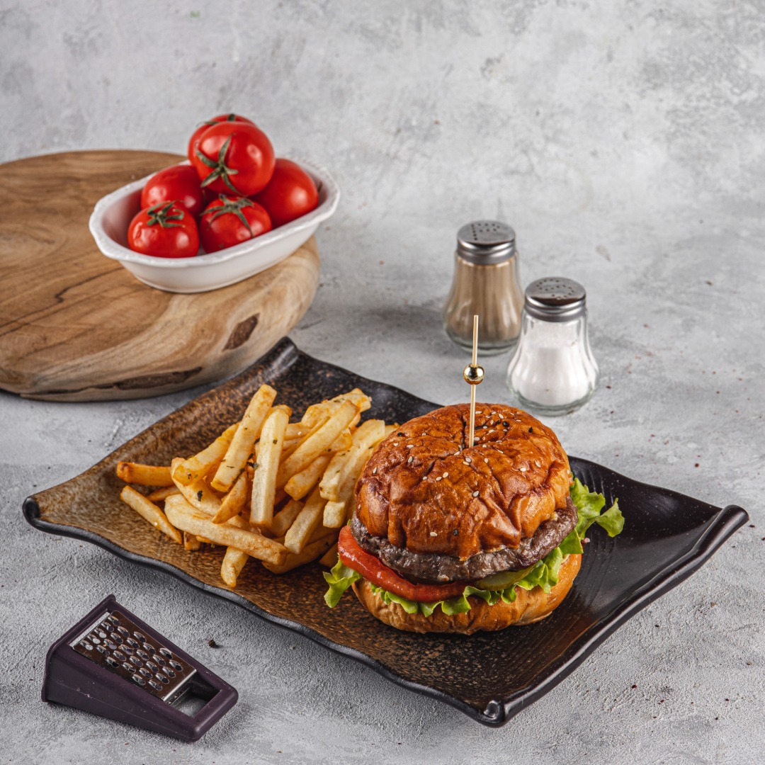 Ət burger kartof fri ilə