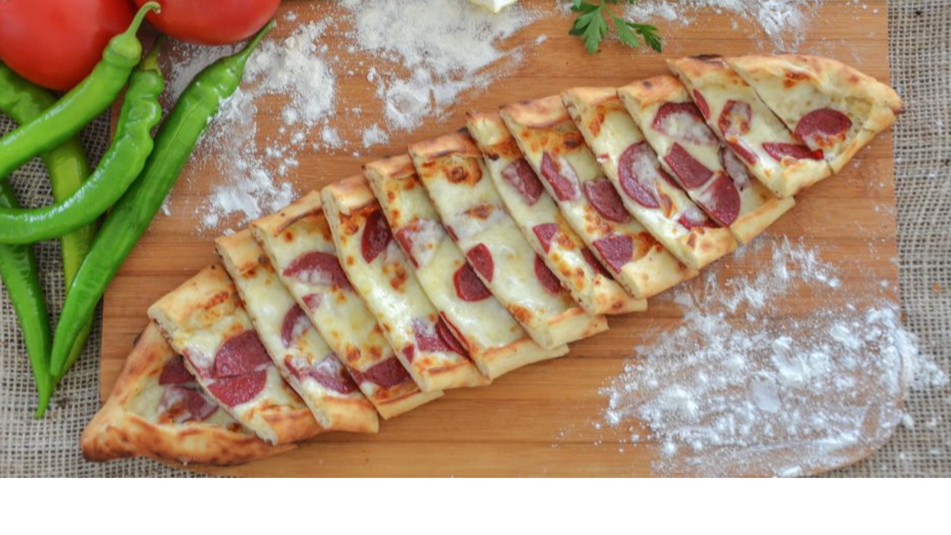 Sucuklu kaşarlı pide