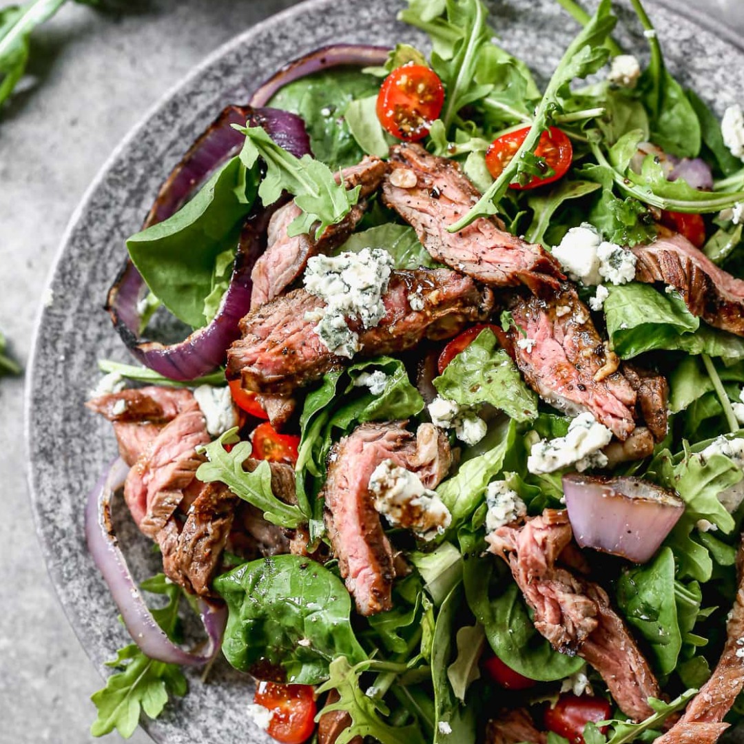 Qril Edilmiş Striploin ilə Yaşıl Salat