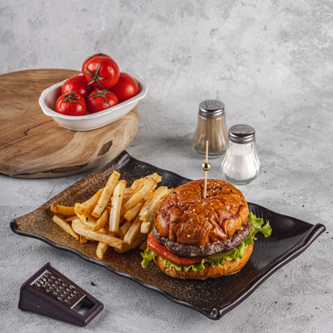 Çizburger kartof fri ilə