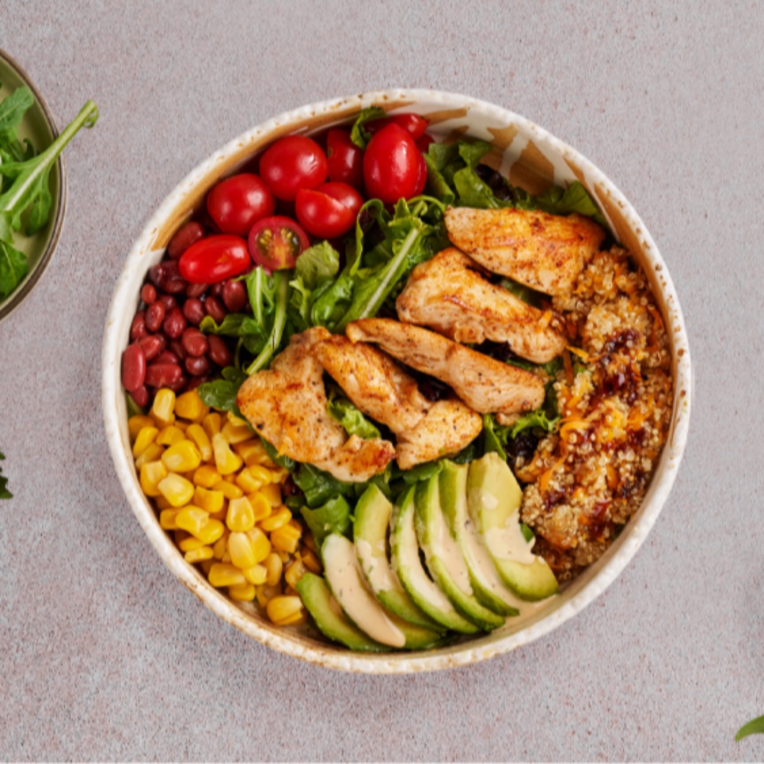 Kinoalı toyuq salatı