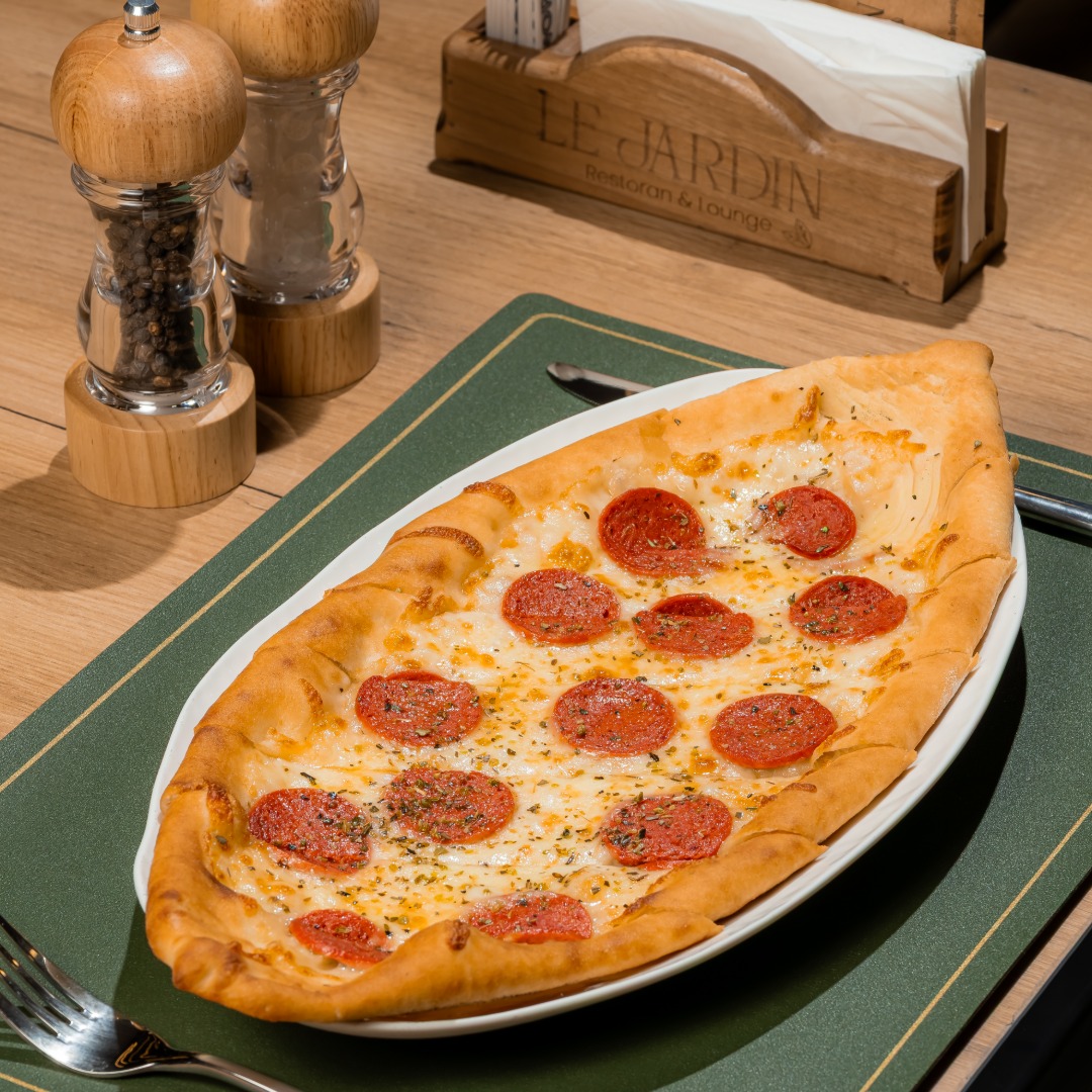 Sucuklu Pide