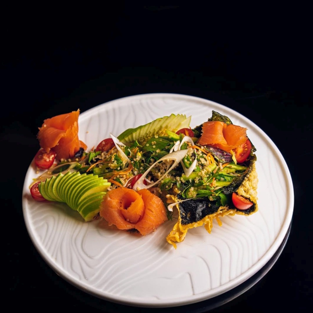 Kinoa salatı ilə qızıl balıq