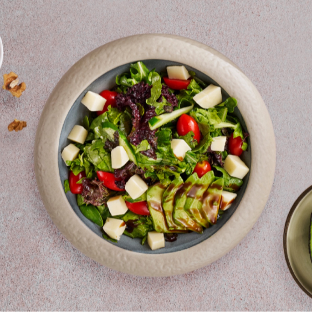 Avakadolu, pendirli rukola salatı