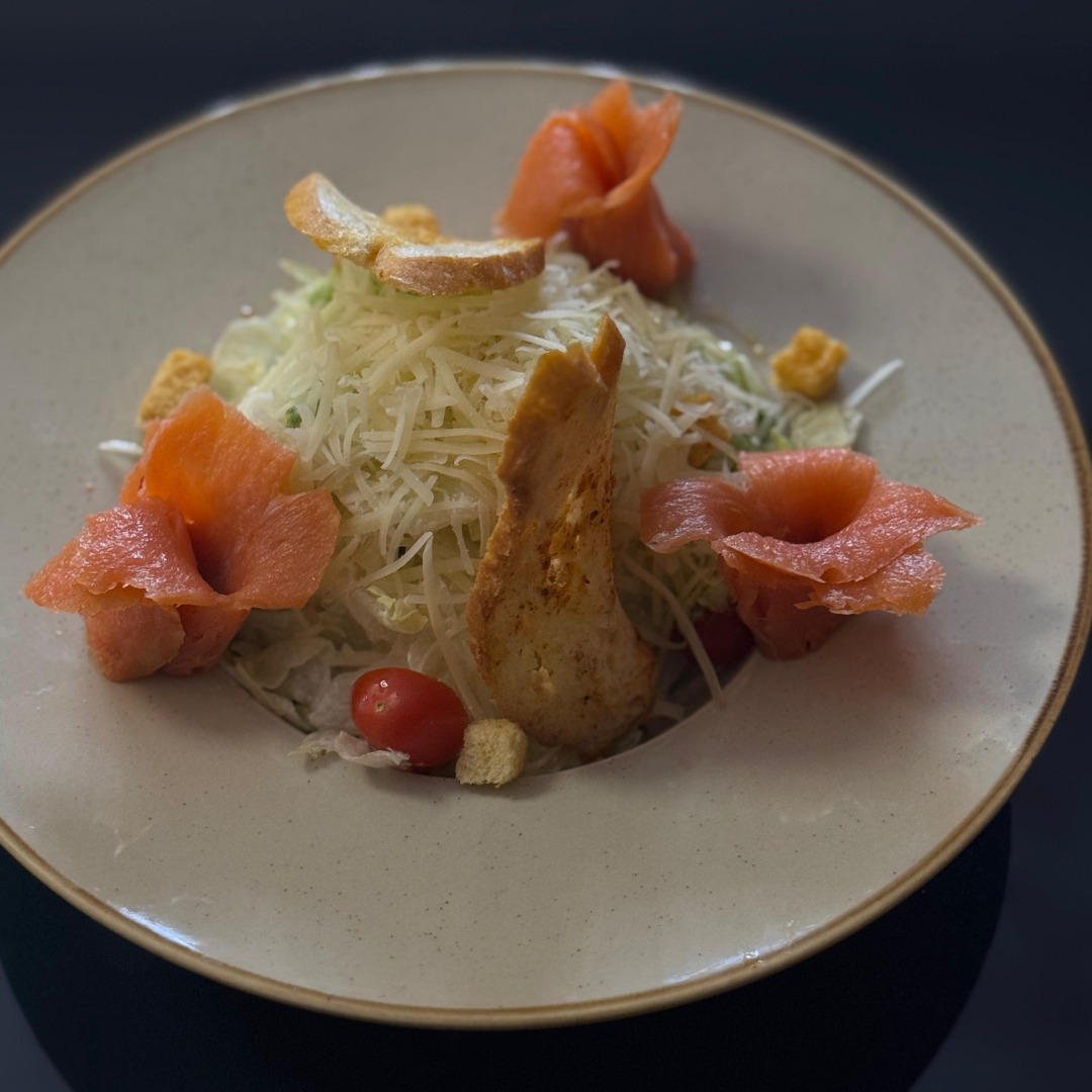 Qızıl balıq ilə ceasar salatı